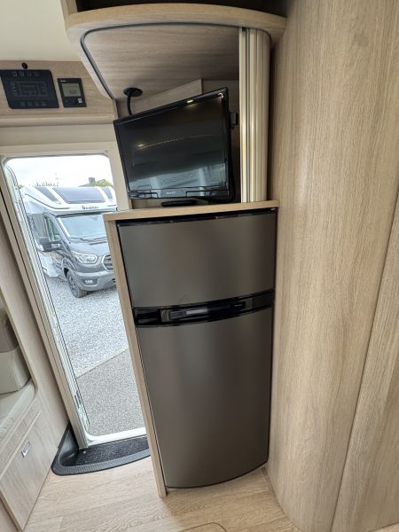 890 F