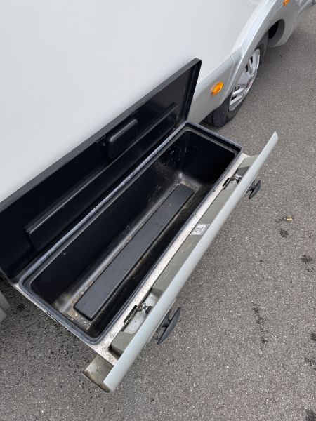 890 F