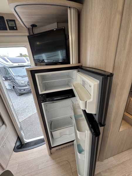 890 F