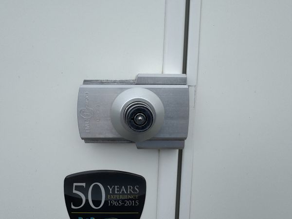 890 F